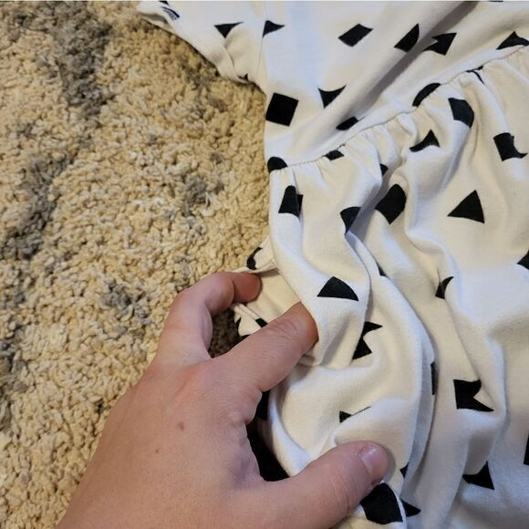 Wonder Nation white short-sleeved dress with black shape design - Picture 4 of 4